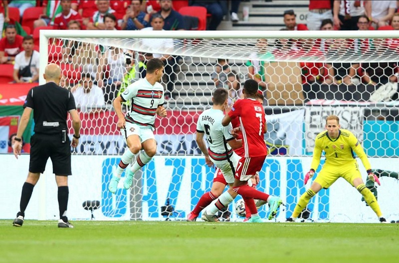 Ba pha bóng đầu tiên trong bảng 